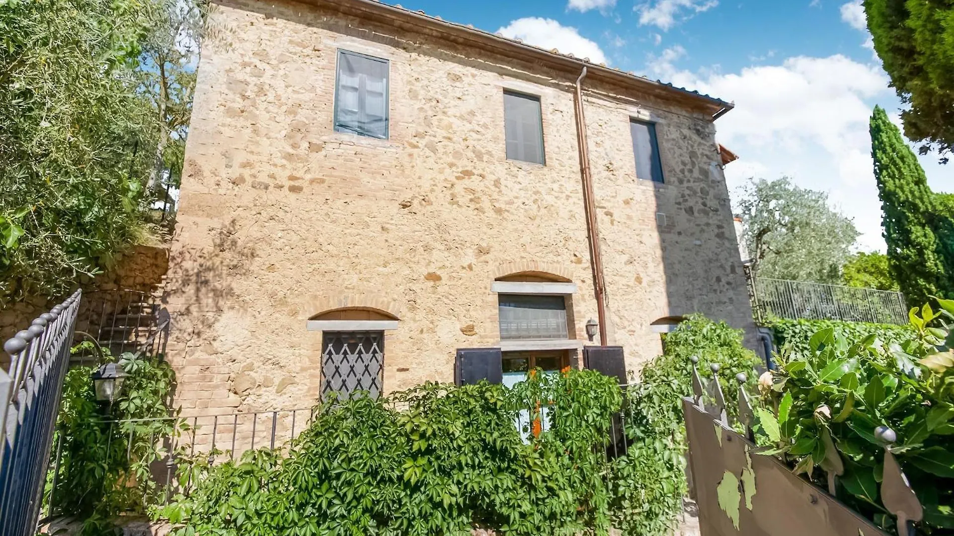 Boutique Cottage In Poggibonsi With Pool